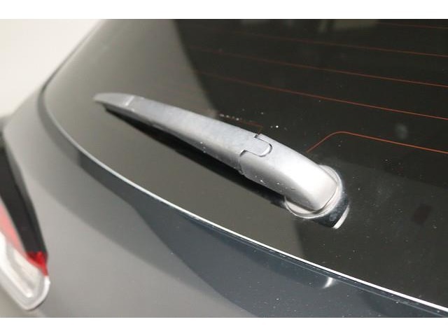 雨天時、後方の視界を見やすくするリヤワイパー。