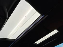 【サンルーフ】開放感たっぷりの希少装備、サンルーフが装着されています！車内に明かりを取り入れたり景色を楽しむ以外にも、車内の空気も簡単に換気できて快適です！
