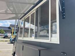 4WD キッチンカー オーニング 2槽シンク 給排水 各100L キーレス 外部電源・コード 冷凍冷蔵庫 冷凍ストッカー 換気扇 LED灯 コンセント×2 作業台×3 バックカメラ ETC