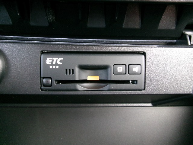 有料道路を利用する際に料金所で停止することなく通過できる、ETC車載器(ノンストップ自動料金収受システム機器)が装備されています。セットアップを行うことで利用可能になります。