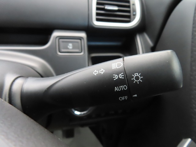 明るく省電力、そして車外の明るさに応じて自動で点灯・消灯してくれるオートライトコントロール機能付きLEDヘッドライトを装備。夜間も安心してお乗りいただけます。
