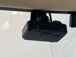 【ドライブレコーダー】安心・安全なカーライフに必須のドライブレコーダーを装備！走行中はもちろん、あおり運転や事故に遭遇した際の状況も映像で記録し、万一のリスクに備えます。