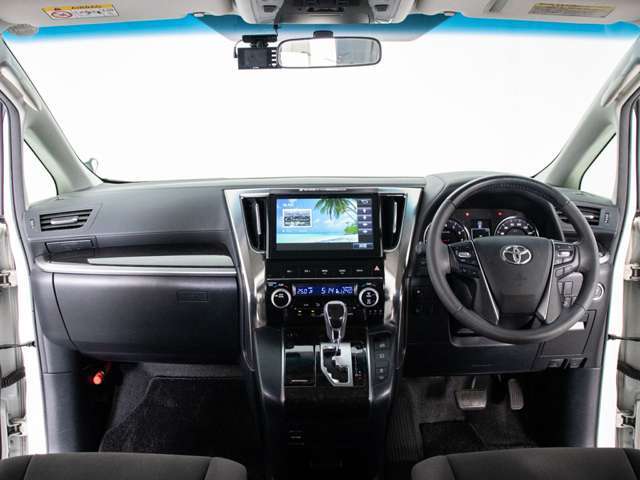 クリーニング専門スタッフによる【車内まるごと徹底クリーニング】済みです。隅々まで行き届いたクリーニングで、快適な空間をご提供いたします。
