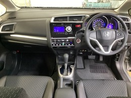 車内は光触媒抗菌消臭施工済です。インパネ周りはスタイリッシュなデザインです。グローブボックスやカップホルダーのほかにトレーなどたくさんの収納スペースが付いています。