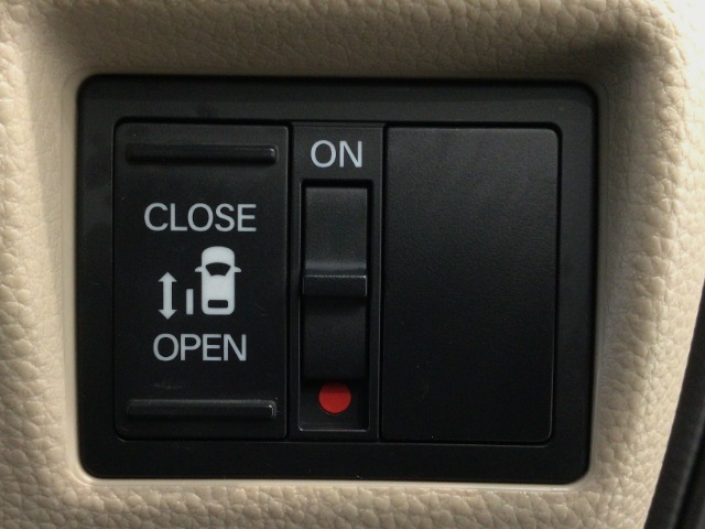 【パワースライドドア】助手席側がパワースライドドアになっており、運転席のスイッチやスマートキーでも開閉が可能です！開口部も広いので乗り降りも楽々♪