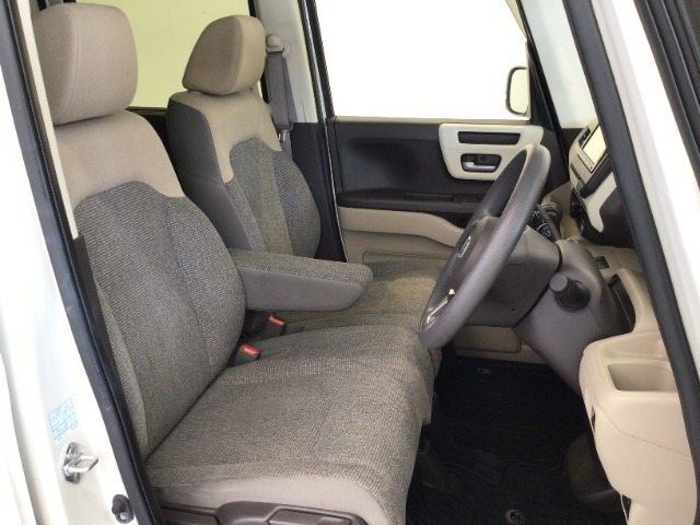 【前席】充分な広さを確保した、快適な前席！インテリアカラーも落ち着いたお色です♪センターアームレストも付いて、リラックスした姿勢で運転していただけます♪