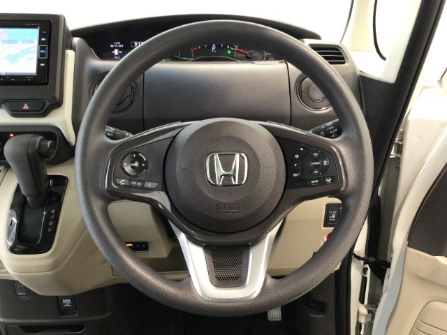 運転にかかわる様々な操作を安全に行えるように視点移動が少なく操作性に配慮されたスイッチ類が凝縮されたコクピットです。