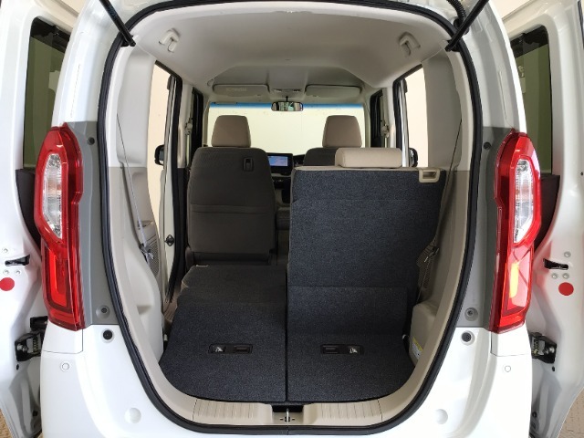 様々なパターンにアレンジができるラゲッジスペース♪お荷物の大きさや量・状況に合わせてアレンジできますので、とっても使い勝手良好ですよ♪タップリ積んで、楽しいお出かけを♪