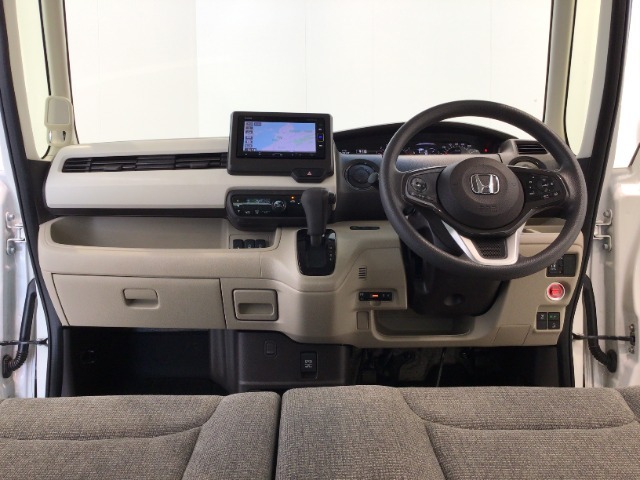 【前方視界】開放的な前方視界！運転がしやすく疲れにくいです♪窓が大きく、見通しがとっても良いおクルマですよ♪