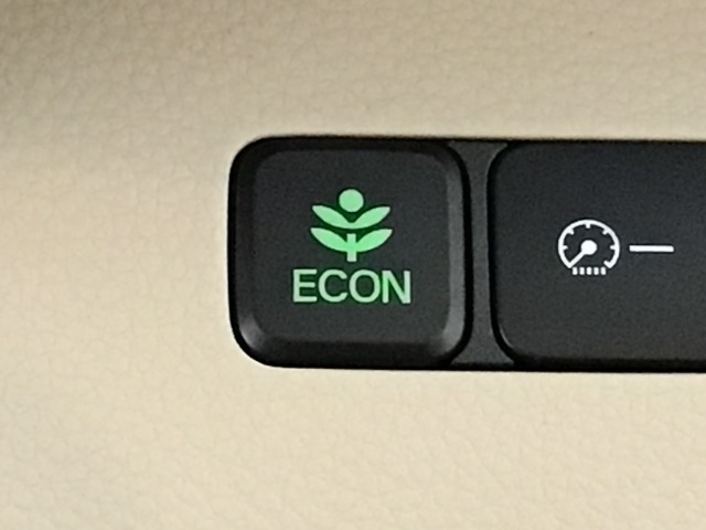 ★ECONスイッチ★　エコドライブを加速しよう！スイッチをONにすると、運転の仕方によるロスを抑え込み燃費をよくするようクルマが頑張ります（＊＾ー＾＊）燃費向上にチャレンジ♪