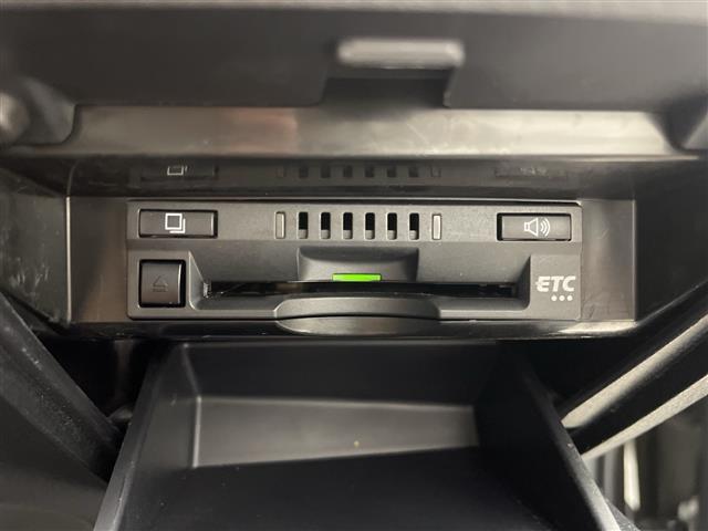 【ETC】有料道路を利用する際に料金所で停止することなく通過できる、ETC車載器（ノンストップ自動料金収受システム機器）が装備されています。セットアップを行うことで利用可能になります。