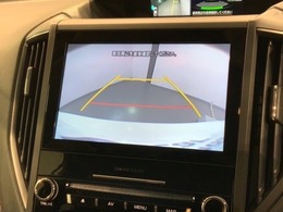 リバースギアに入れるだけで後方の表示へ切り替わります。夜間や雨の日の駐車も楽になりますよ。