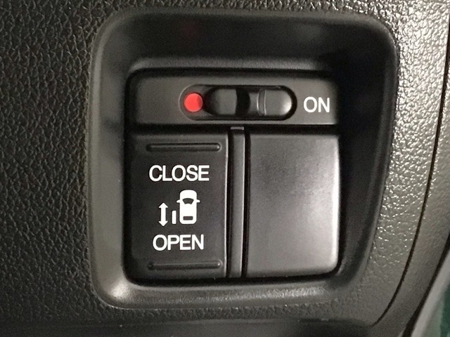 【パワースライドドア】助手席側がパワースライドドアになっており、運転席のスイッチやスマートキーでも開閉が可能です！開口部も広いので乗り降りも楽々♪
