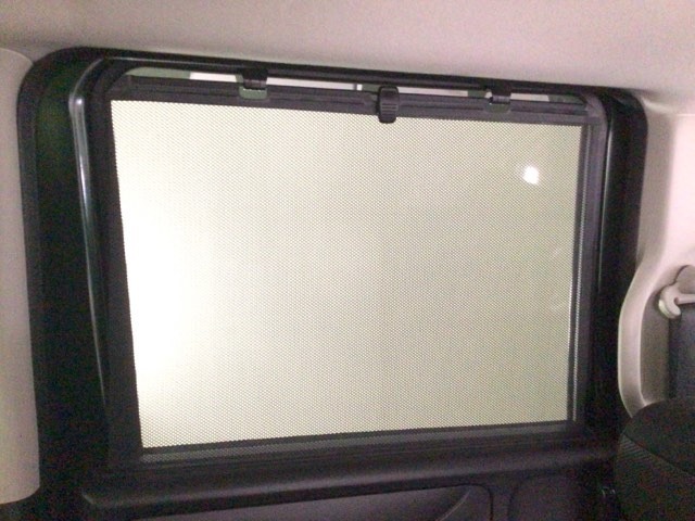 【ロールサンシェイド】まぶしい光を軽減し、心地よい車内に♪ロール式なので開け閉めも容易にできます！
