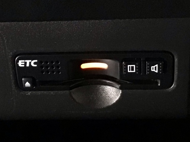 【ETC車載器】もはや必須アイテムのETCを搭載！高速道路のご利用時にとても便利！わずらわしい料金所での現金支払いが不要となりスムーズに通過できます♪