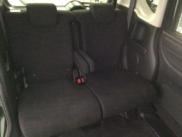 【後席】後席シートももちろん足下広々で快適♪収納式のアームレストも装備しており、後席の方もユッタリおくつろぎいただけます♪是非一度実際にご覧になってください！