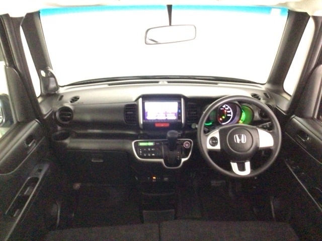 【前方視界】開放的な前方視界！運転がしやすく疲れにくいです♪窓が大きく、見通しがとっても良いおクルマですよ♪