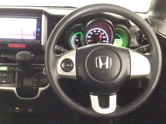 【ハンドル】手元でオーディオの操作ができる便利なステアリングリモコンが装備されてます♪視線を大きく移動させずにすむので、安全にも繋がります♪