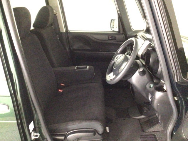 【前席】充分な広さを確保した、快適な前席！インテリアカラーも落ち着いたお色です♪センターアームレストも付いて、リラックスした姿勢で運転していただけます♪