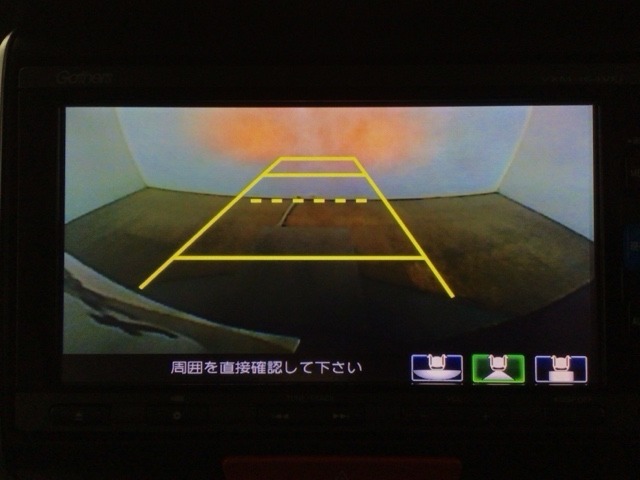 【バックカメラ】運転が苦手な方も車庫入れラクラクです！ギアをリバースに入れれば自動的に切り換わりますので、面倒な操作は不要です♪狭い駐車場もお車を傷つけず安心ですね！