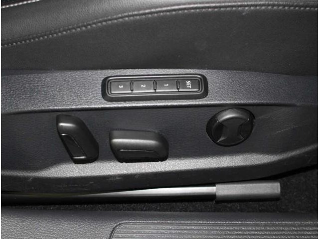 レザーシート標準装備されています。また、メモリー機能付きパワーシートが採用されていますので運転を交代されても調整が楽ですね。