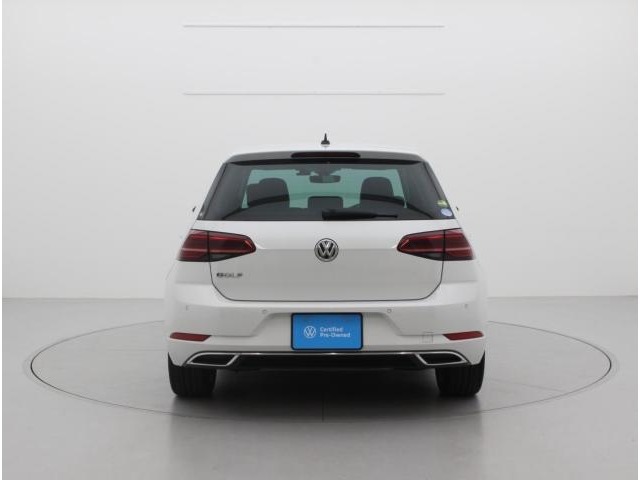 車の後ろ姿は、後方車から長い時間見られる為、とても重要な部分です。テールランプは、視認性に優れるデザインを使用し、減速や停止を後続のドライバーに知らせます。