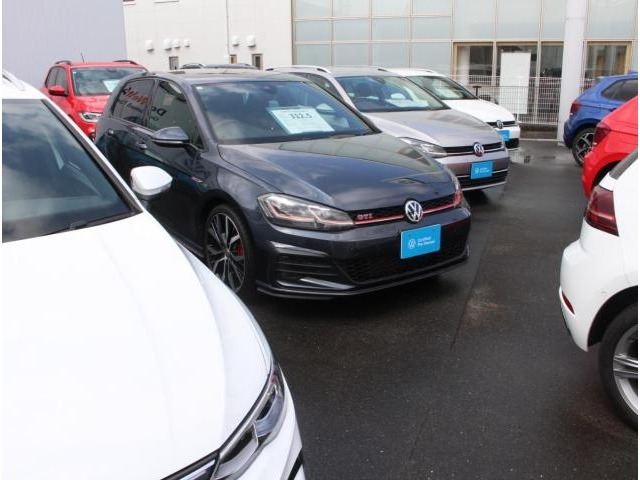 弊社敷地内に併設された展示場には選りすぐりの車両を展示しております。ご希望のお車をお探しすることも可能です。お気軽にご相談下さい。