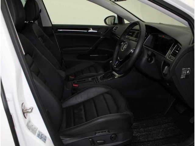 無段階調整の電動シートは衝突安全性を考えられています。正しい乗車姿勢によって運転のしやすさと、万が一の際に乗員保護能力を最大限に高めます。