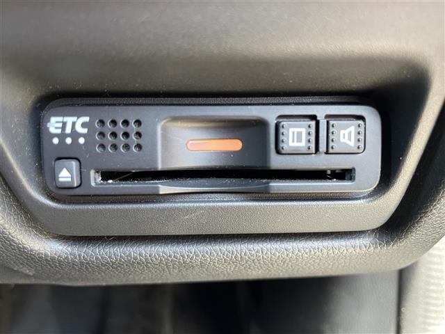 【ETC】有料道路を利用する際に料金所で停止することなく通過できる、ETC車載器（ノンストップ自動料金収受システム機器）が装備されています。セットアップを行うことで利用可能になります。