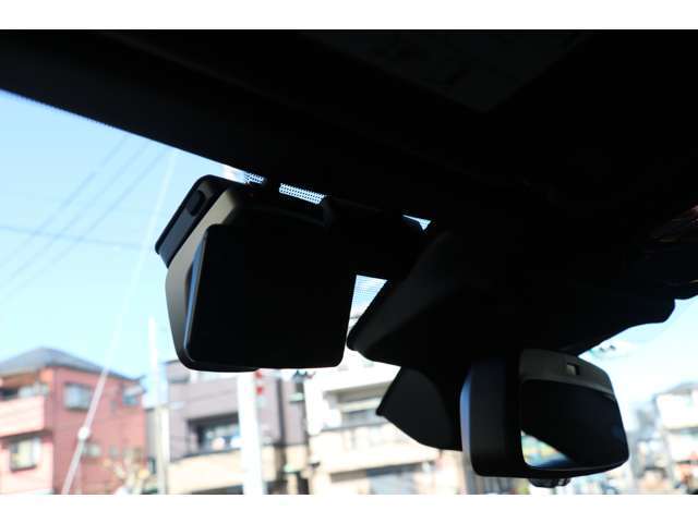 今の時代には必需品のドライブレコーダーも取り付け済み。ディーラーオプションの「アドバンスド・カー・アイ3.0」になります。