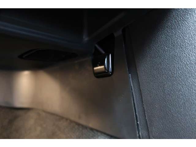 第9世代のiDriveでは珍しいテレビキャンセラーも取り付けしました。こういったパーツでは信頼が高いコードテックの商品で、ディーラー入庫に備えたオプションの切り替えスイッチも助手席側に取り付けしてあります。