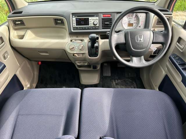 足元スッキリ、シンプルな運転席周り！