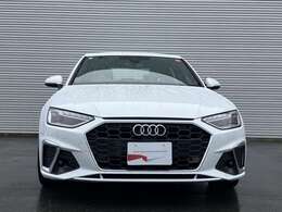 日本人デザイナーの発案によって2005年から採用されている、「シングルフレームグリル」。ひと目でAudiとわかる象徴的なデザインはAudiのブランドイメージを確立しています。