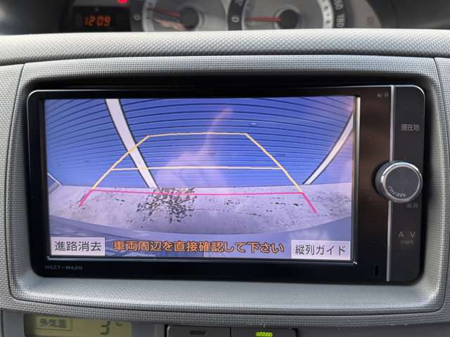 【バックカメラ】カラーで後方の映像を映してくれます。障害物や車庫入れの際の確認もできます。