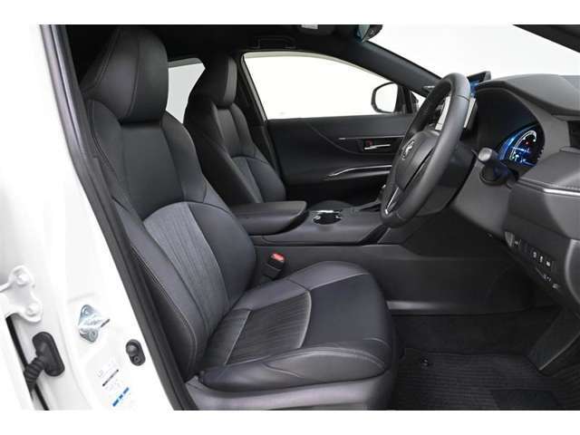 運転席/助手席です。　姿勢が崩れず、正確なステアリング操作が楽しめます。