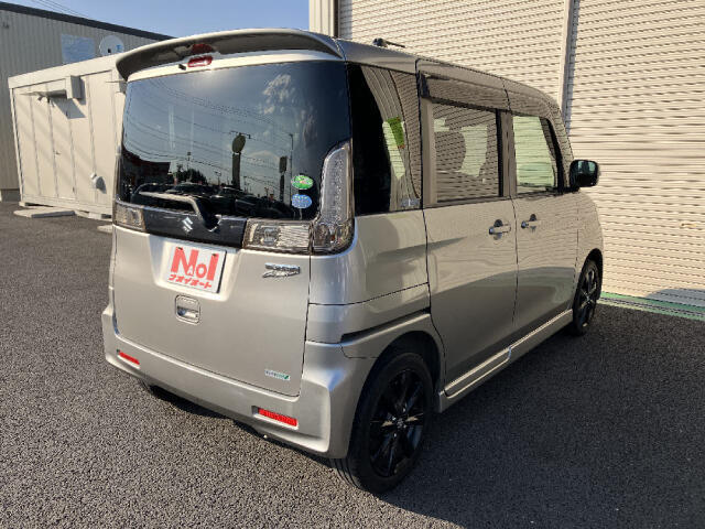 【当店のこだわり】入庫後のお車は選任スタッフによる細部清掃を実施しております。足回り、エンジンルーム、室内、室外を隅々まで綺麗にしております。展示車はピカピカです。全国配送も可能ですのでご相談下さい！