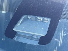 【トヨタセーフティセンス】走行中に前方の車両等を認識し、衝突しそうな時は警報とブレーキで衝突回避と被害軽減をアシスト。より安全にドライブをお楽しみいただけます。