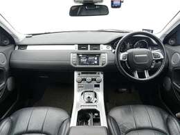 インパネのデザインはワイド感を演出する水平基調のデザインを採用し、パネル部分、エアコンの吹き出し口そして上部のダッシュボードの色に変化を付けることで、落ち着いた雰囲気を演出しています