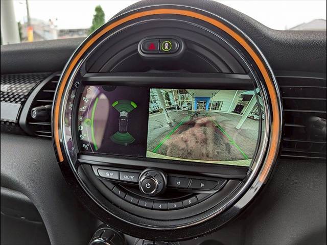 バックカメラ装備。後方確認に役立ち、楽々駐車やバックをしていただけます。