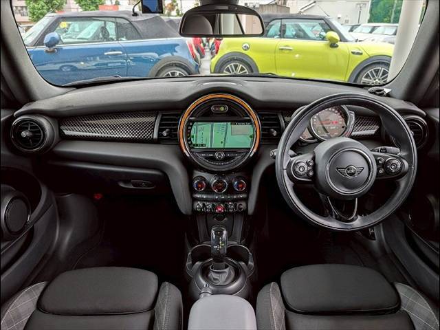 MINIならではのコックピット！！高級感があり、かつシンプルなデザインが飽きがこないとご好評いただいております。スイッチ一つ一つにも「こだわり」とセンスを感じます。
