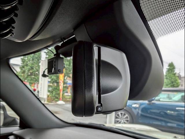 MINI純正のミラー一体型ETCが装備されております！ETC2.0対応で高速道路と自動車がリアルタイムで情報連携し、渋滞迂回ルートや安全運転をサポート！便利で快適なドライブを手助けします！