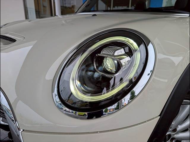 先進のLEDヘッドライトを装備。視認性と明るさが向上しより、安全運転をお楽しみいただけます。