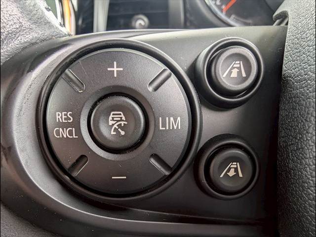 アクティブ・　クルーズ・コントロールが装備されております！希望速度を設定しておくと、車両は自動的にその速度を保ち、前方車両が近い場合、許容される範囲で前方車両の速度に自動的に調節！