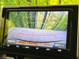 【バックカメラ】駐車時に後方がリアルタイム映像で確認できます。大型商業施設や立体駐車場での駐車時や、夜間のバック時に大活躍！運転スキルに関わらず、今や必須となった装備のひとつです！