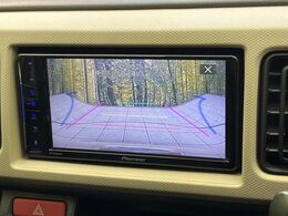 【バックカメラ】駐車時に後方がリアルタイム映像で確認できます。大型商業施設や立体駐車場での駐車時や、夜間のバック時に大活躍！運転スキルに関わらず、今や必須となった装備のひとつです！