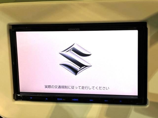 【純正ナビ】人気の純正ナビを装備しております。ナビの使いやすさはもちろん、オーディオ機能も充実！キャンプや旅行はもちろん、通勤や買い物など普段のドライブも楽しくなるはず♪