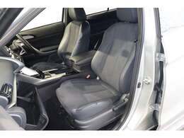 ホールド性の高いフロントシート！快適にドライブできますね♪電動シート（運転席）・シートヒーター（運転席＆助手席）装備(*^-^*)