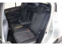 セカンドシートにもゆとりのスペースを確保☆センターアームレストでさらにリラックス！