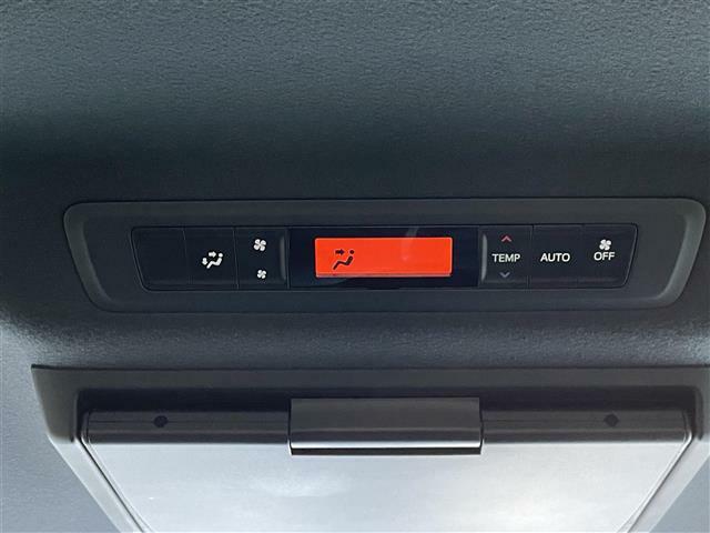 【　後席エアコン　】後席にもエアコンがついておりますので、車内全体を快適な温度に調節いただけます♪