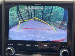 【バックカメラ】駐車時に後方がリアルタイム映像で確認できます。大型商業施設や立体駐車場での駐車時や、夜間のバック時に大活躍！運転スキルに関わらず、今や必須となった装備のひとつです！